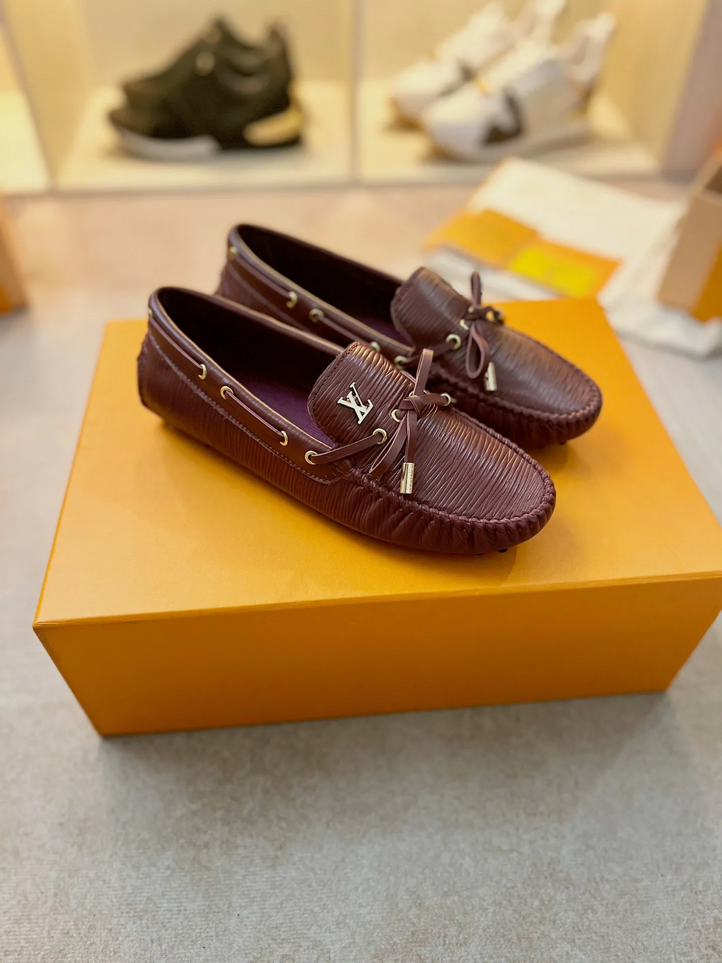 p460💰Couple model❤️🇫🇷 𝙇𝙤𝙪𝙞𝙨 𝙑𝙪𝙞𝙩𝙩𝙤𝙣 🇫🇷Louis Vuitton 2023 Classic𝓛𝓿 𝓣𝓻𝓪𝓲𝓷𝓮𝓻 Sports Series ➪➪➪¯ [Arizona Doudou Shoes Series] ▪️▪️▪️Arizona slip-on shoes are made of Monogram Eclipse canvas. Its hand-painted and dyed edges and hand-sewn uppers fully demonstrate Louis Vuitton's traditional shoemaking craftsmanship. This slip-on shoe is very lightweight. The integrated tongue and upper make it particularly comfortable and flexible. The soft outsole is equipped with rubber padding. Decorated with matching sash. Detailed features: ☑️Monogram Eclipse canvas ☑️Black Eclipse pattern ☑️Hand-painted shoe edges ☑️Hand-sewn uppers (each pair takes time to process) ☑️Integrated tongue and upper construction ☑️Outsole equipped with rubber lining ☑️size: 35_46
